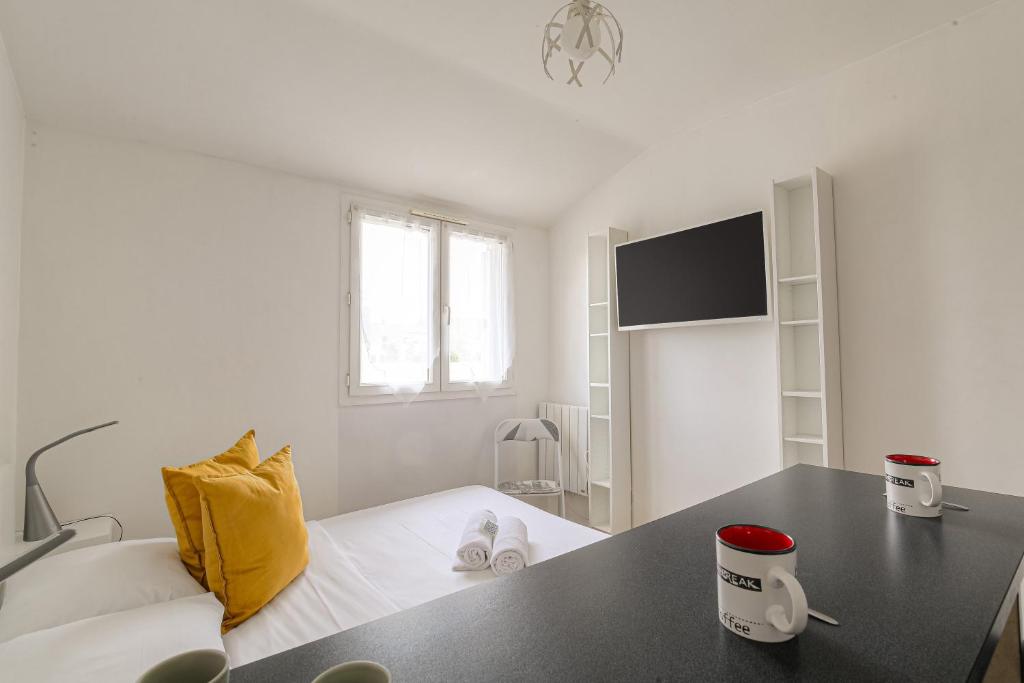 Et tv og/eller underholdning på Studio tranquillité-Parking-Proche de la Doua