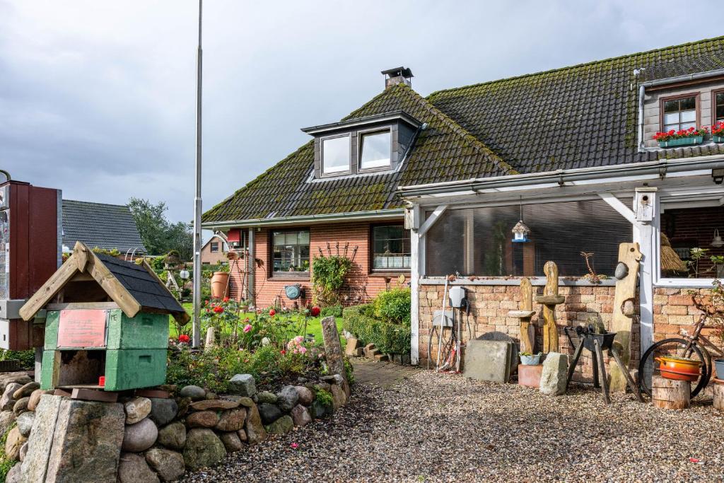 a house with a garden in front of it at Eggert, Ingelore und Manfred in Immenstedt