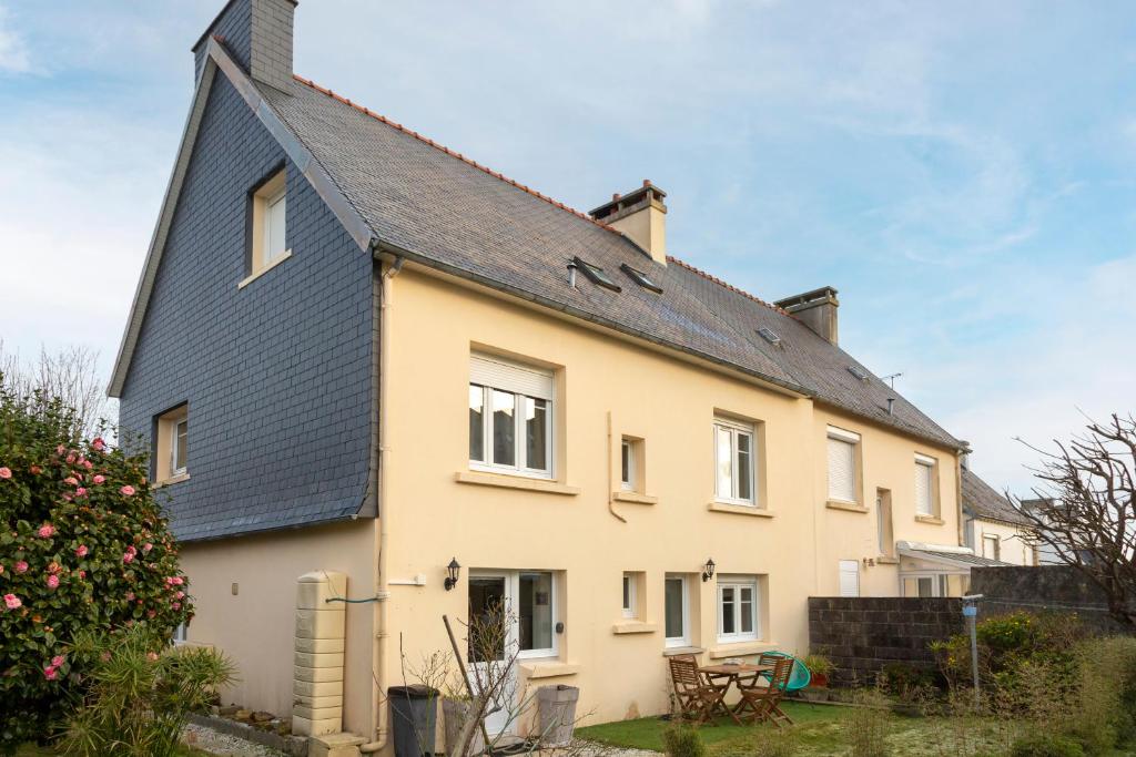 贝诺代T2 avec jardin 1,2km de la plage的黑色屋顶的大型白色房屋