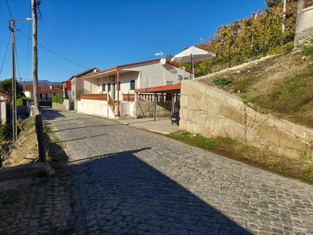 ein Schatten eines Mastes auf einer Backsteinstraße in der Unterkunft House with jacuzzi in Atei - 70 m² in Atei