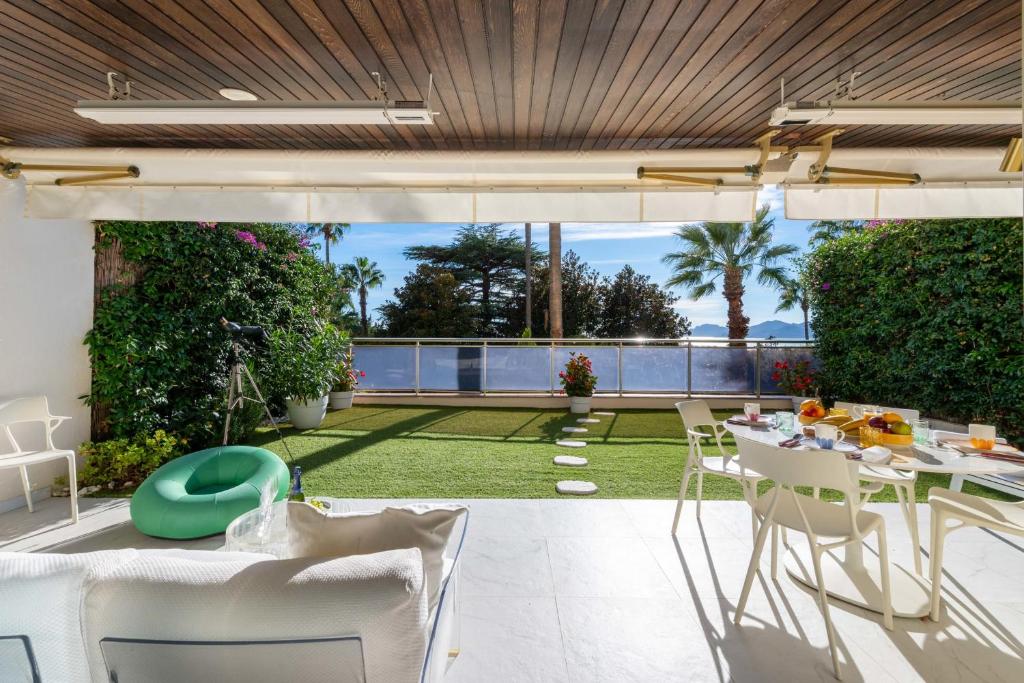 2-Br Luxury Apartment with Sea View and Pool