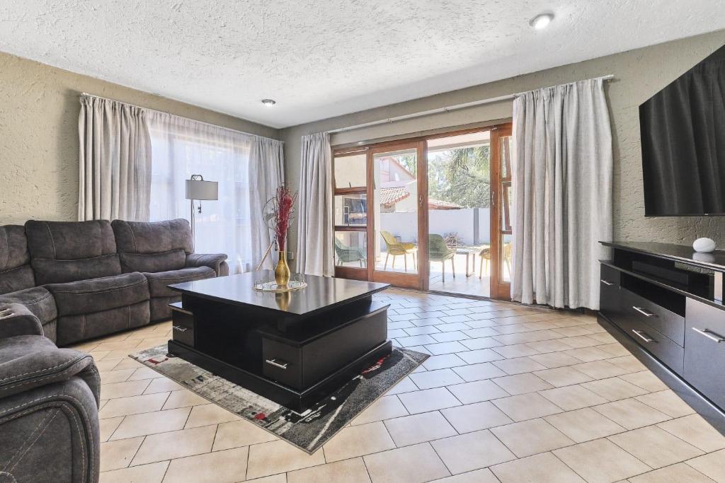 Posezení v ubytování Villa Picasso- 1 Bed Villa