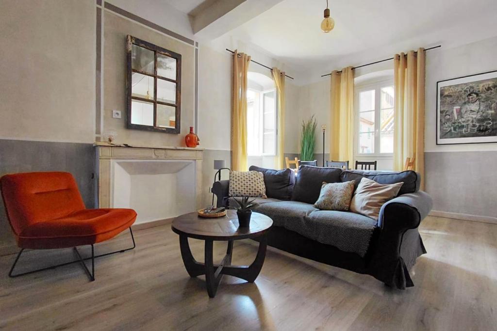 ein Wohnzimmer mit einer Couch und einem Sessel in der Unterkunft Casa Delia in LʼÎle-Rousse