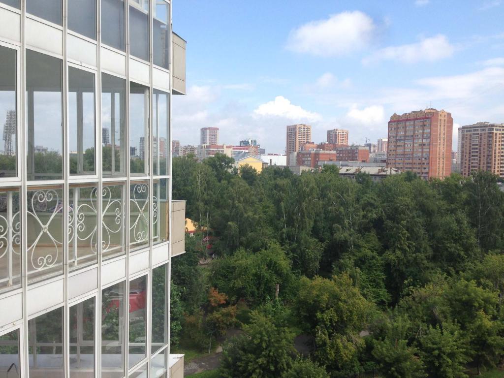ノヴォシビルスクにあるSalvador Apartments on Yadrintsevskaya 18の建物から見える街並み