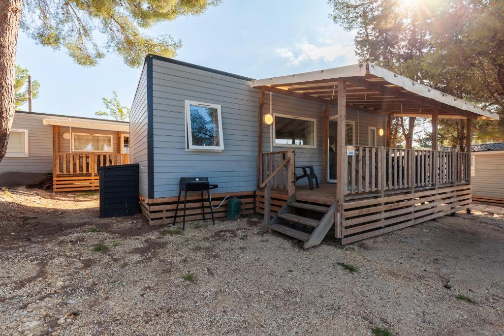 een tiny house met een veranda en een terras bij Lou Soleil 80 in Carry-le-Rouet