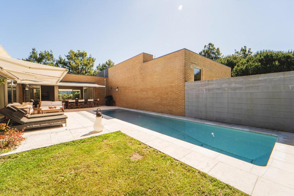 a swimming pool in the backyard of a house at Viana Vista Villa in Viana do Castelo
