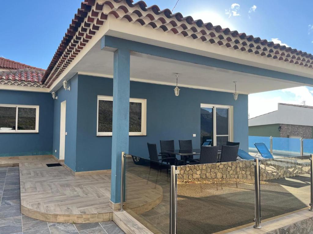 フロンテーラにあるCasa Mar Azulの青い壁の家