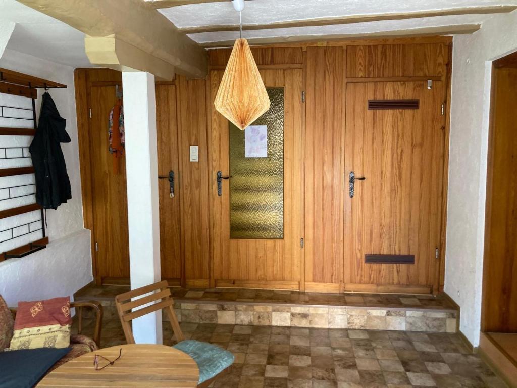 ラウターバッハにあるSchönes Fachwerkhaus Lauterbachの木の扉のある部屋