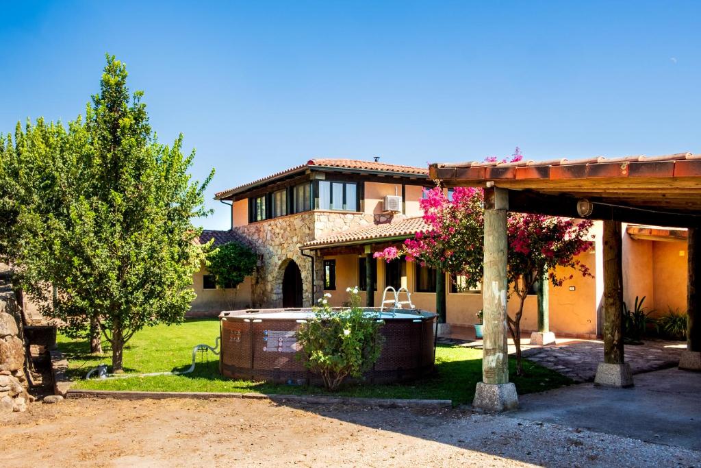 una casa con vasca idromassaggio nel cortile di Amaltea a Candeleda