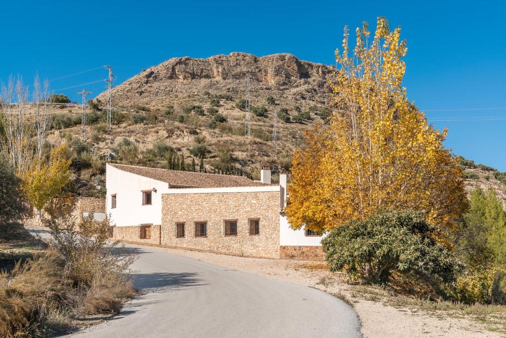 Nespecifikovaný výhled na hory nebo výhled na hory při pohledu z venkovského domu