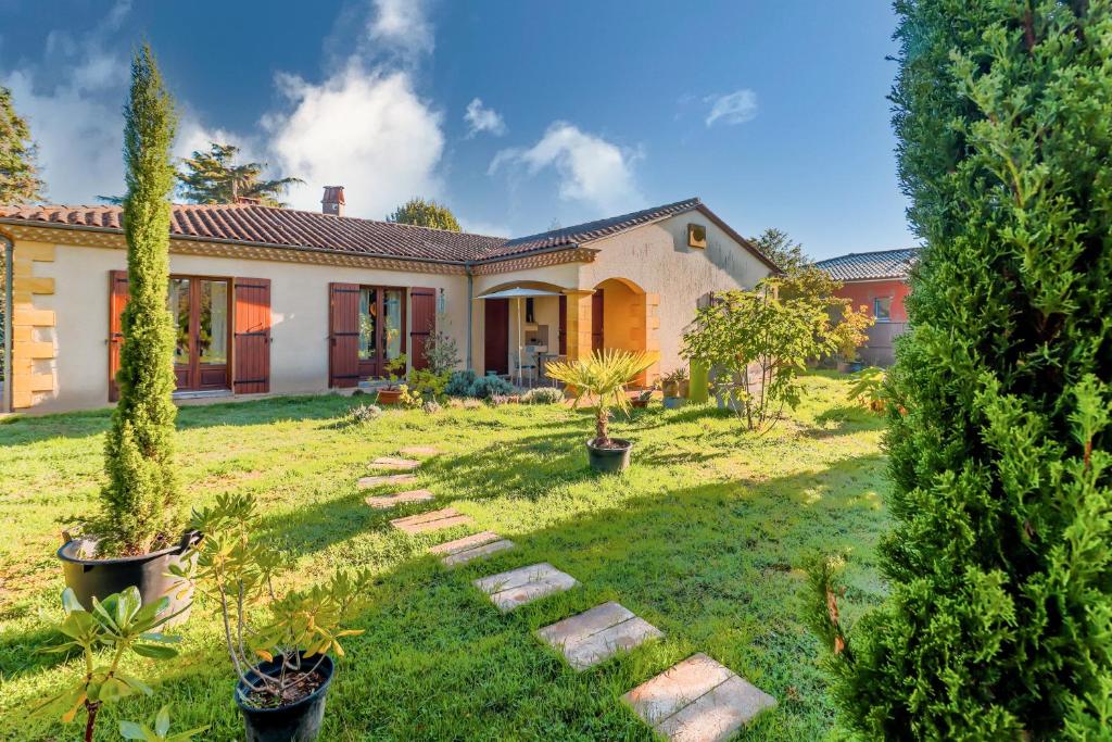 ベルジュラックにあるGite Rive Gauche - Bergeracの木々の庭と小道のある家