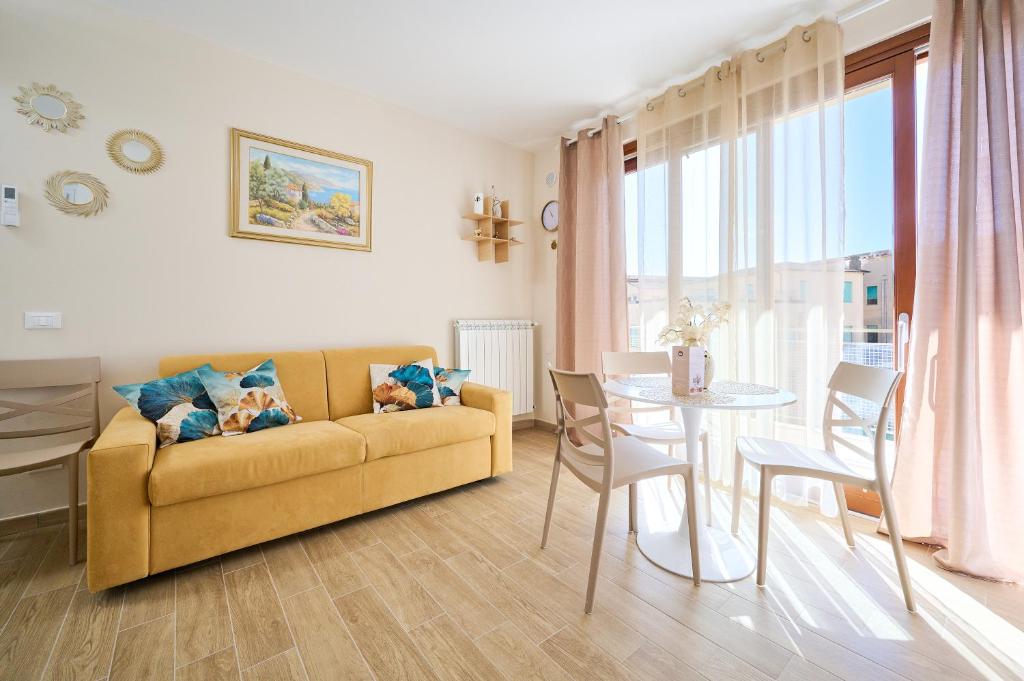 un salon avec un canapé et une table dans l'établissement Casa Sara, à Massa Marittima