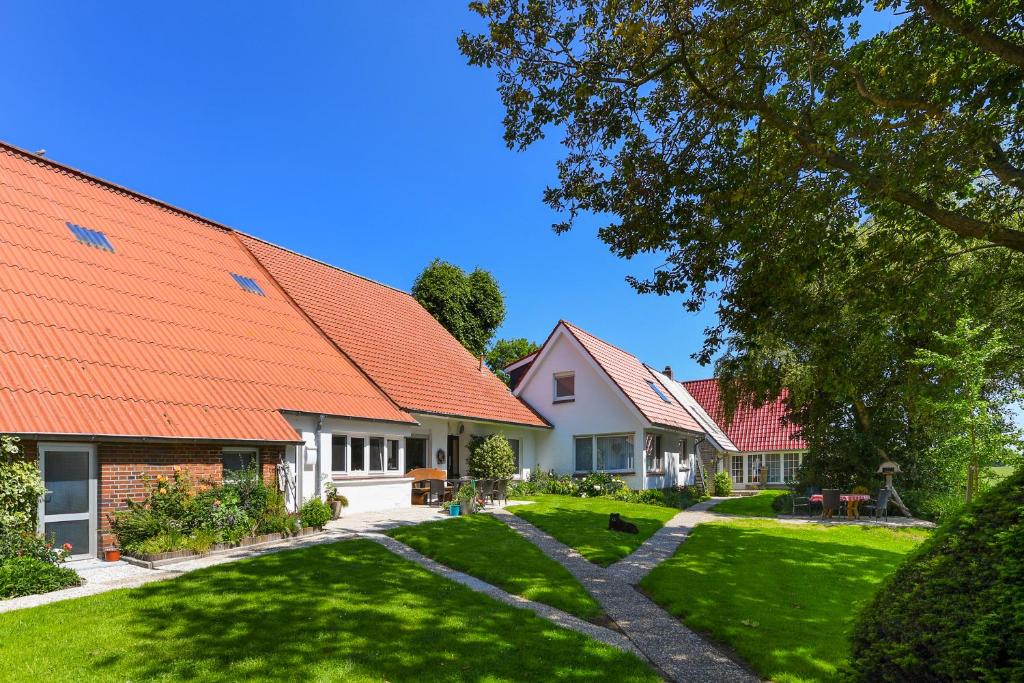 a row of houses with an orange roof at Ferienhof Ennenhof in Gastriege