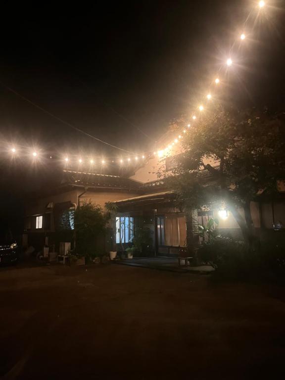 農家民宿ととのや في كانازاوا: منزل به أضواء على السطح في الليل