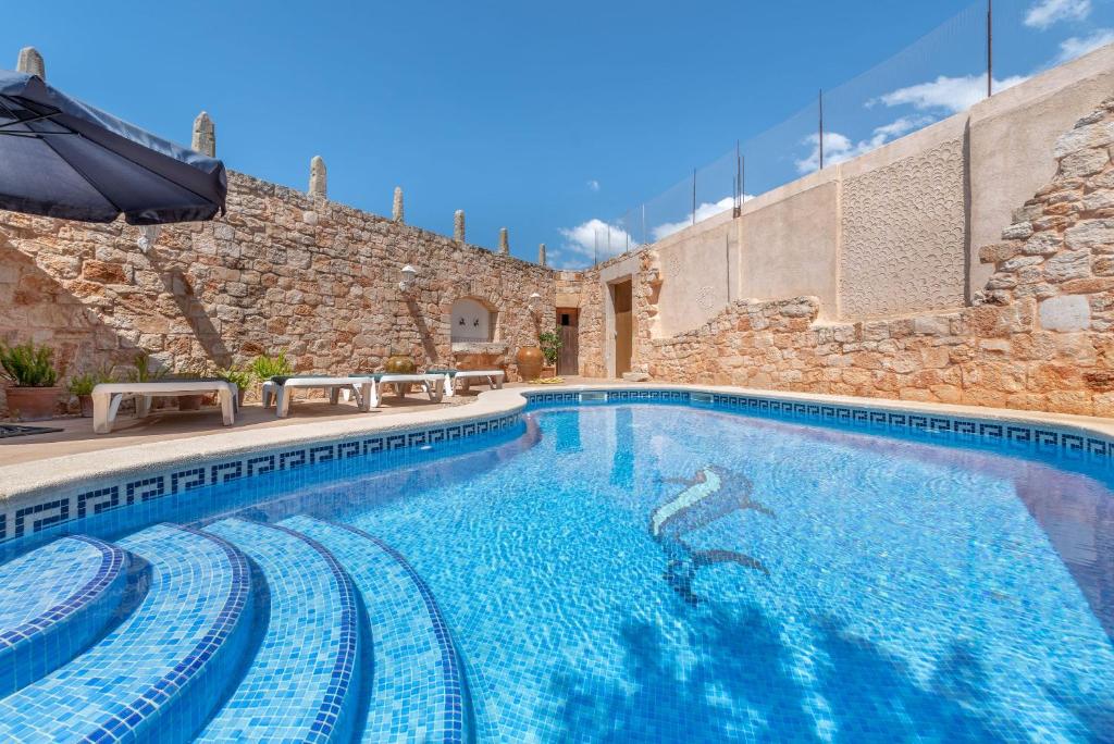 サンタニーにあるS'eraの建物内の青い水のプール