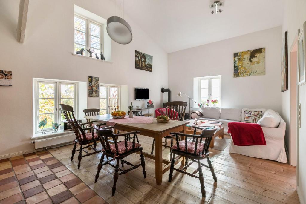 un salon avec une table et des chaises dans l'établissement Mühlenhof Ferienwohnung 3a, à Hillgroven