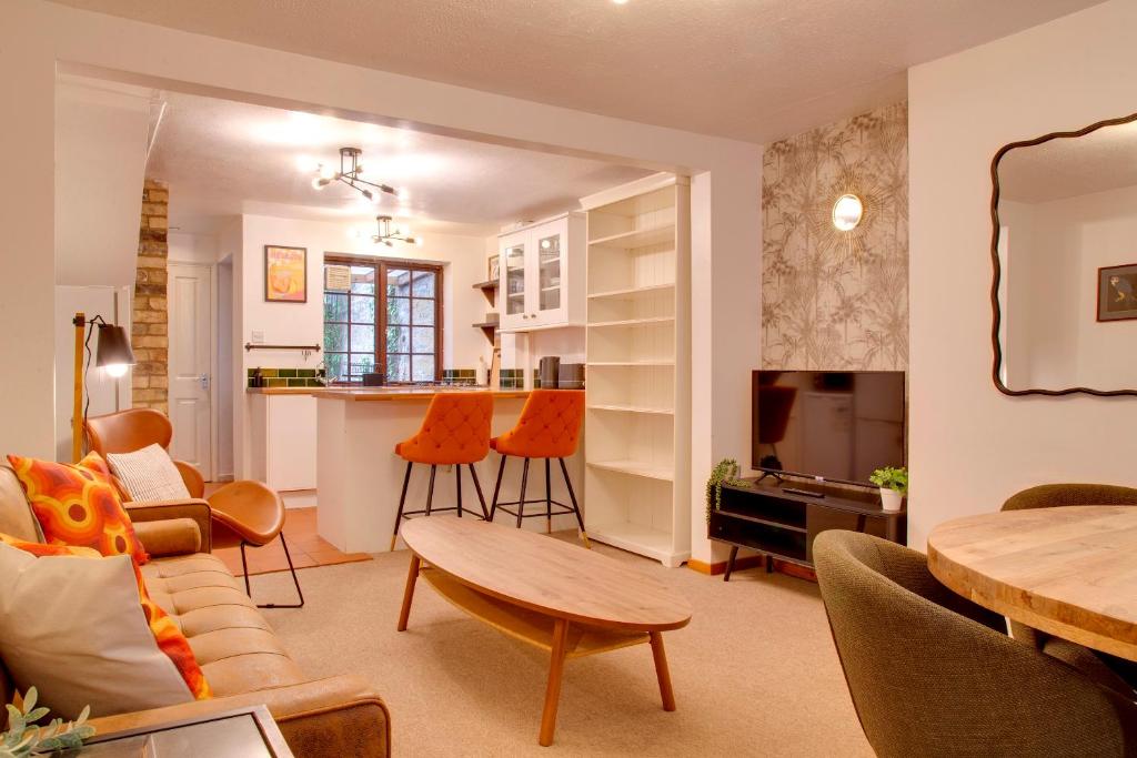 ein Wohnzimmer mit Sofa und Tisch in der Unterkunft Stylish Victorian Terrace in Central Cambridge Pass the Keys in Cambridge