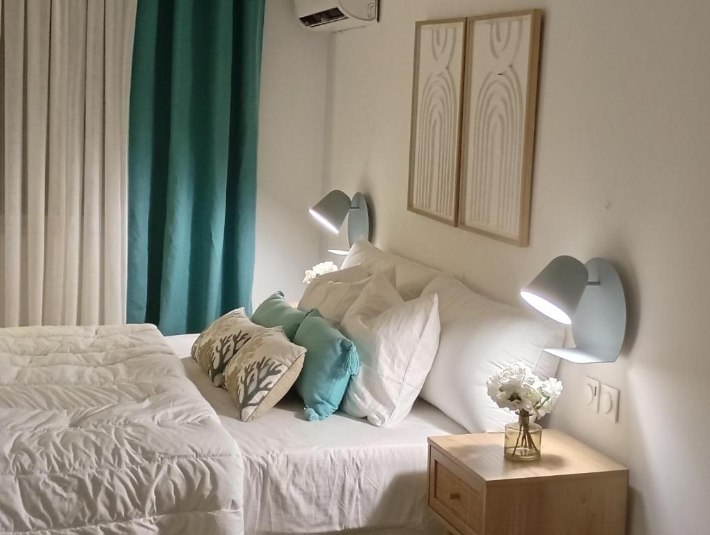 ein Schlafzimmer mit einem Bett mit zwei Lampen und einem Tisch in der Unterkunft L'Etage 1 2 in Pointe-à-Pitre