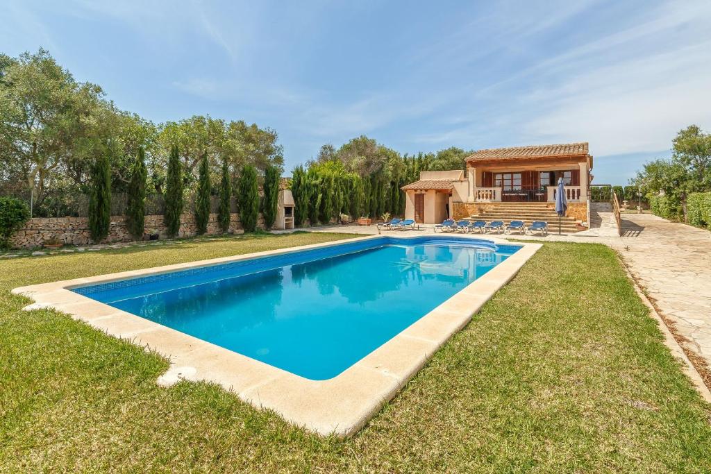 a swimming pool in the yard of a house at La Casita in Santanyi