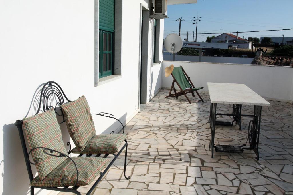 een terras met twee stoelen en een tafel op een gebouw bij Casa do Sossego in Safara