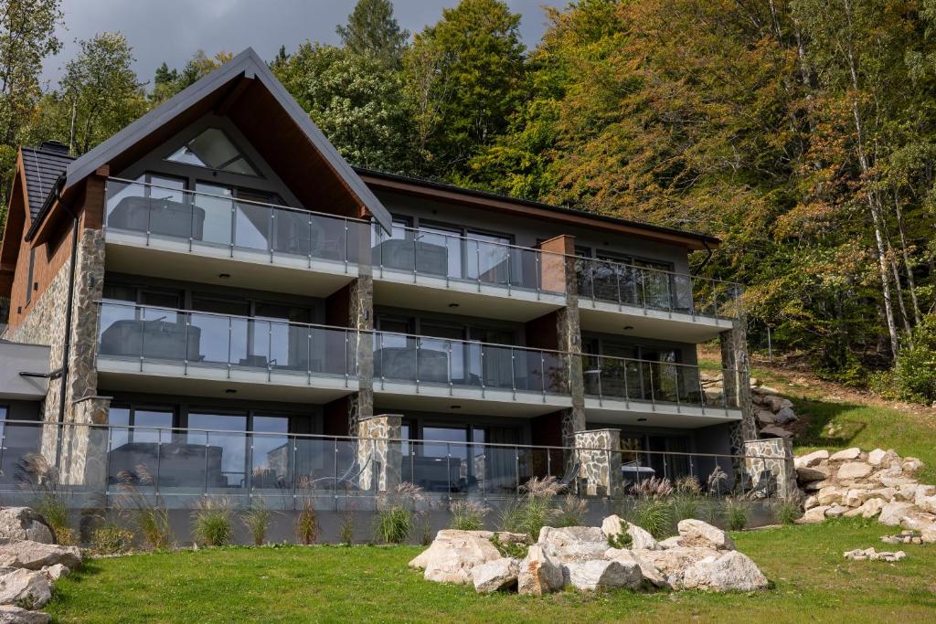 une image d'une maison avec une montagne dans l'établissement Sky Hill Apartments Szklarska Poręba, à Szklarska Poręba
