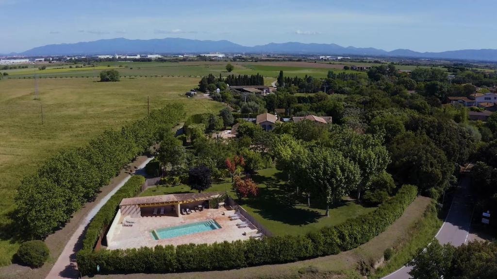 - une vue aérienne sur un domaine avec une piscine dans l'établissement El Moli de Siurana, à Siurana
