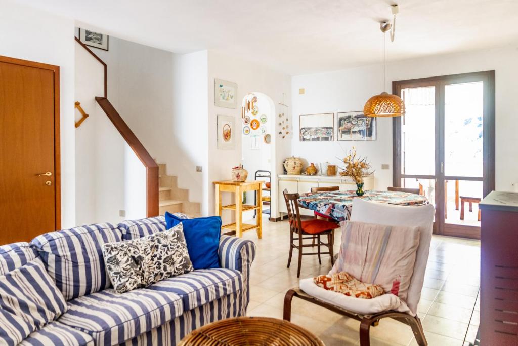 a living room with a couch and a table at Casa Luz in Giglio Porto
