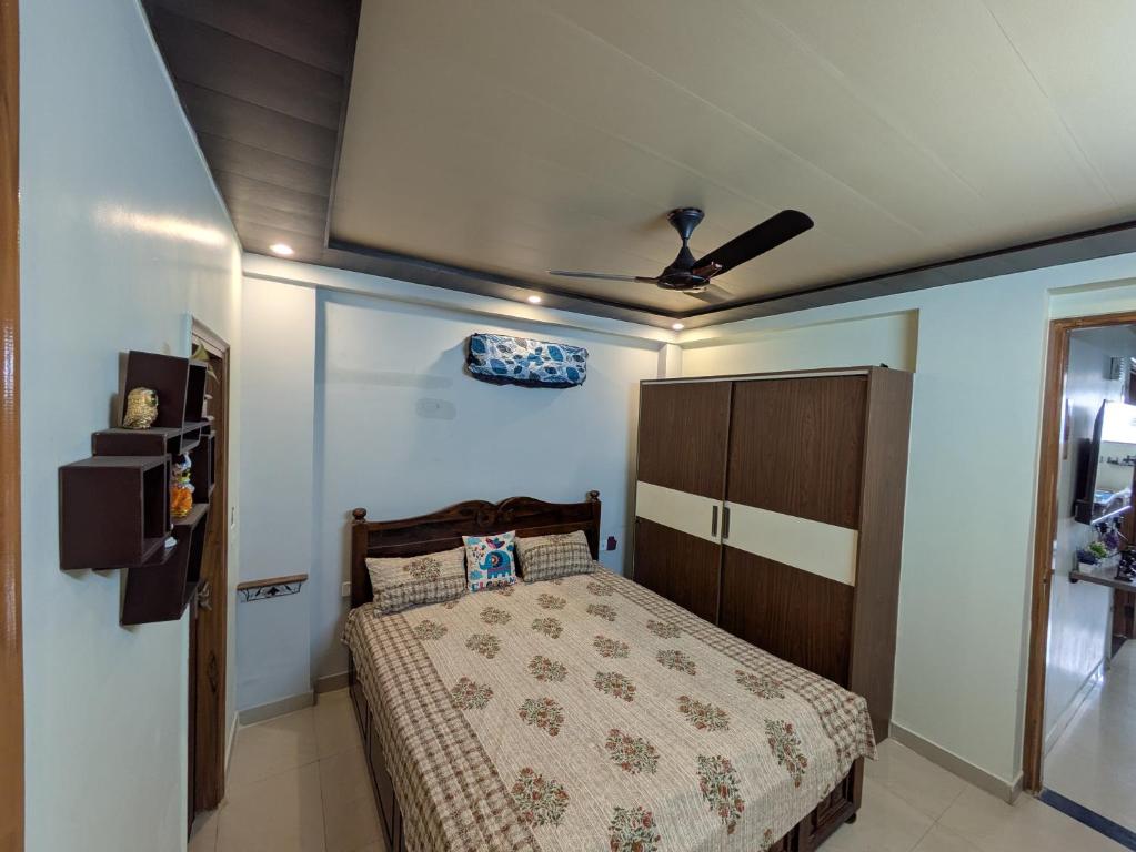 a bedroom with a bed and a ceiling at GURUGRAM CENTRAL NEAR To AIRPORT in Gumgaon