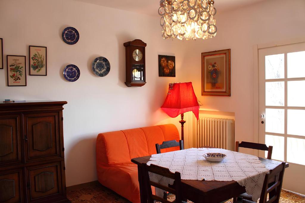una sala de estar con una mesa y un sofá en Re Piano appartamento I Fiori, en Modigliana