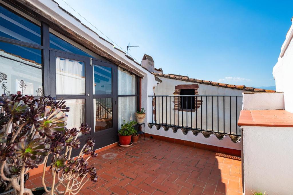 a house with a balcony and a patio at Casa Retiro Vilafames in Vilafames