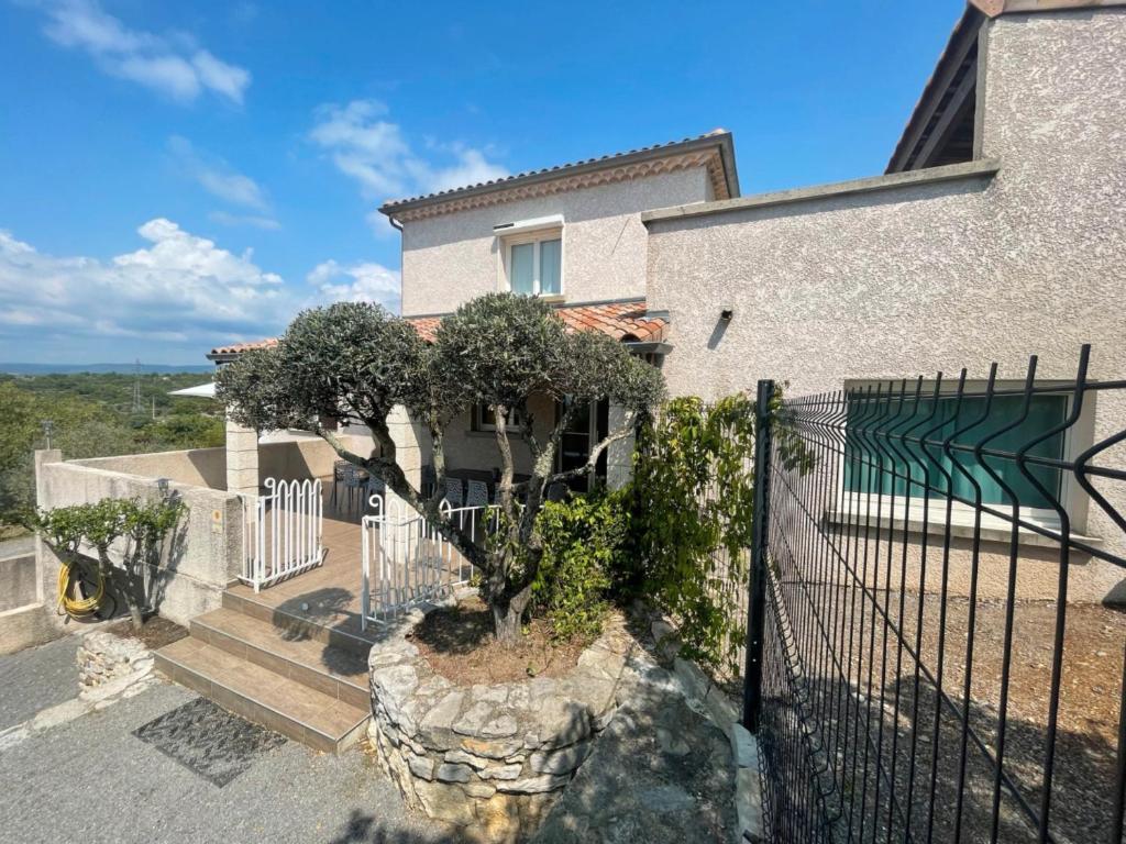 Το κτήριο όπου στεγάζεται  το διαμέρισμα