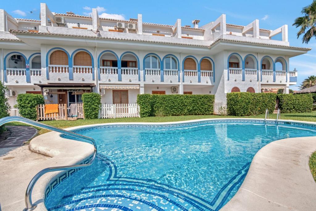 Una casa grande con piscina delante de ella. en Duplex Chill Beach, en Denia