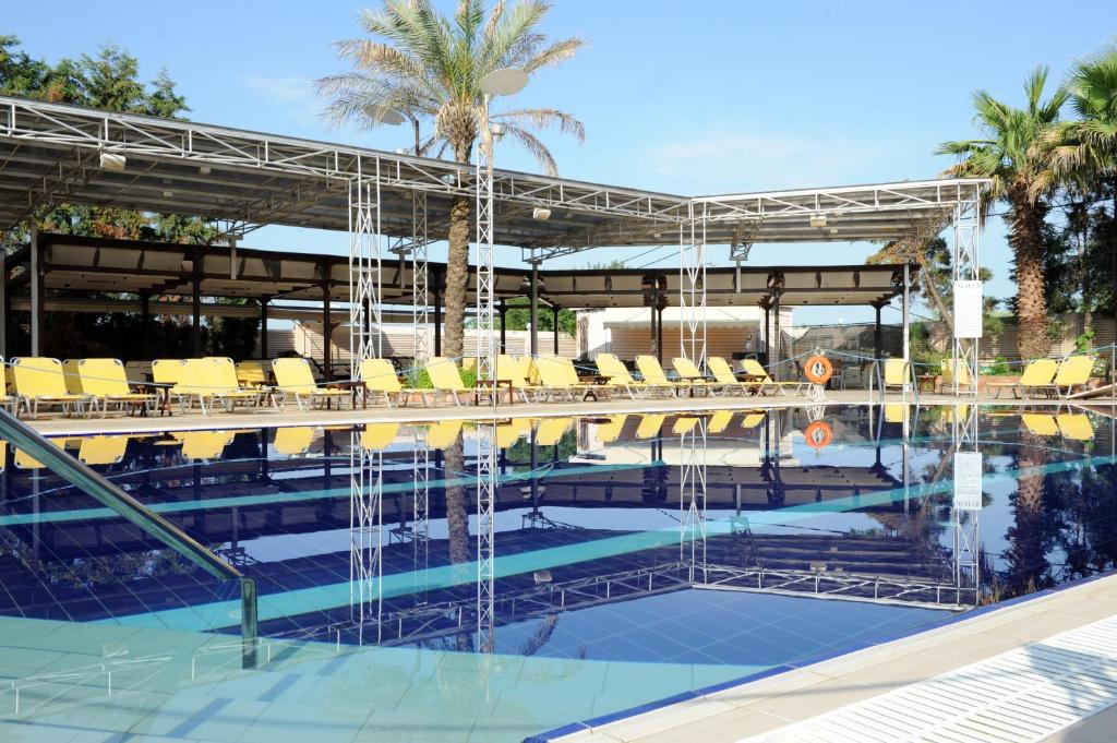 Bazén v ubytování Avalon Airport Hotel Thessaloniki nebo v jeho okolí