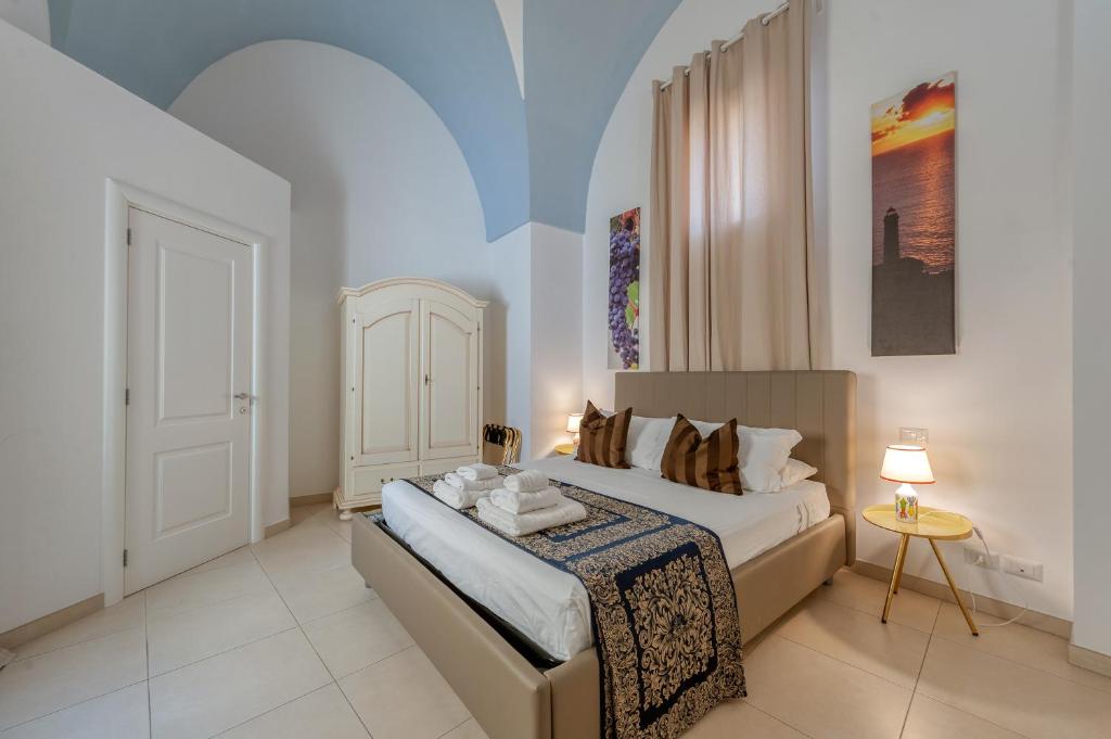 una camera da letto con un letto e un tavolo in una stanza di Suite Mamma Elvira a Lecce