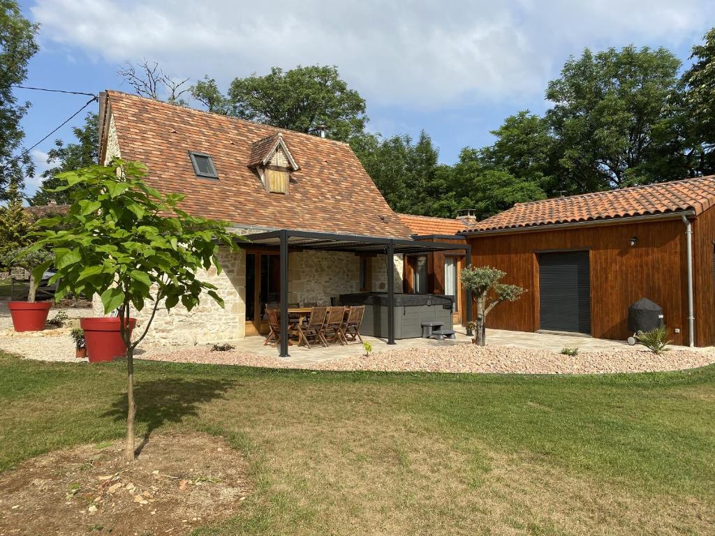 Το κτήριο όπου στεγάζεται  η παραθεριστική κατοικία