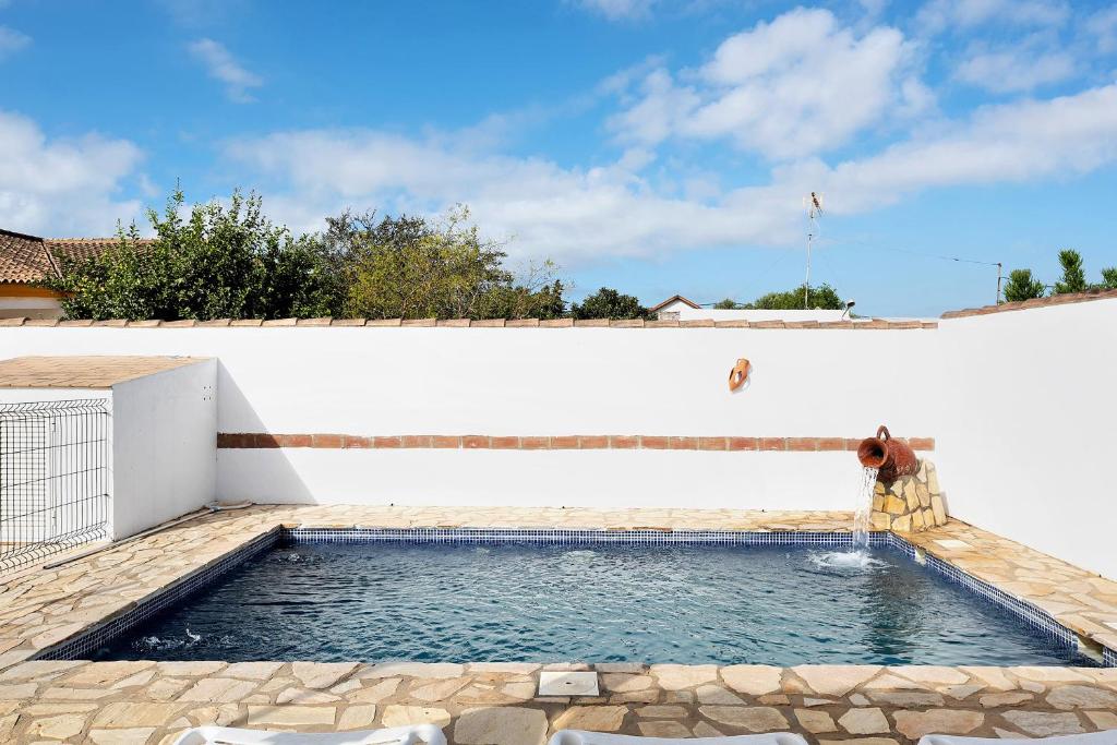 basen z wodą płynącą z niego w obiekcie Casa Mari Loli 2 w mieście Conil de la Frontera