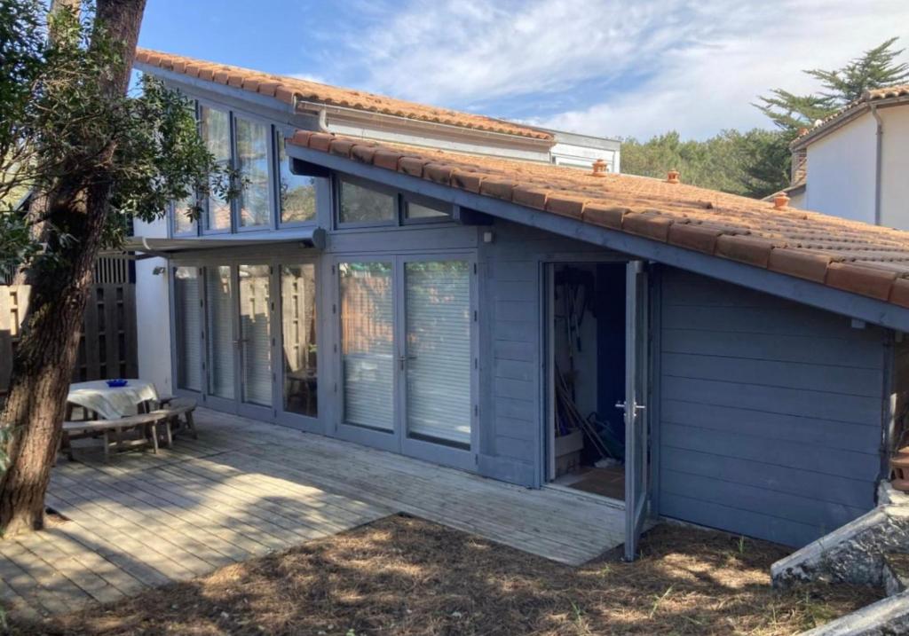 una casa con portico e patio di Cap Ferret Océan - Réf 52 a Lège-Cap-Ferret