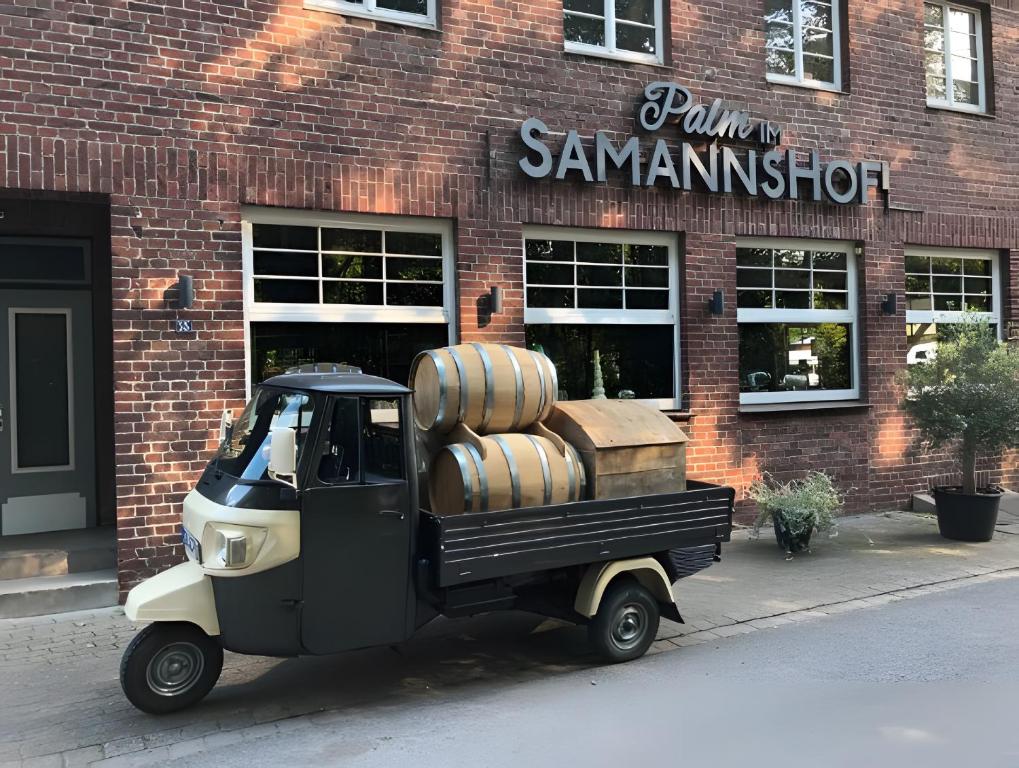 a small car with barrels on the side of a building at Apartment an der Liitard Kull in Neukirchen-Vluyn