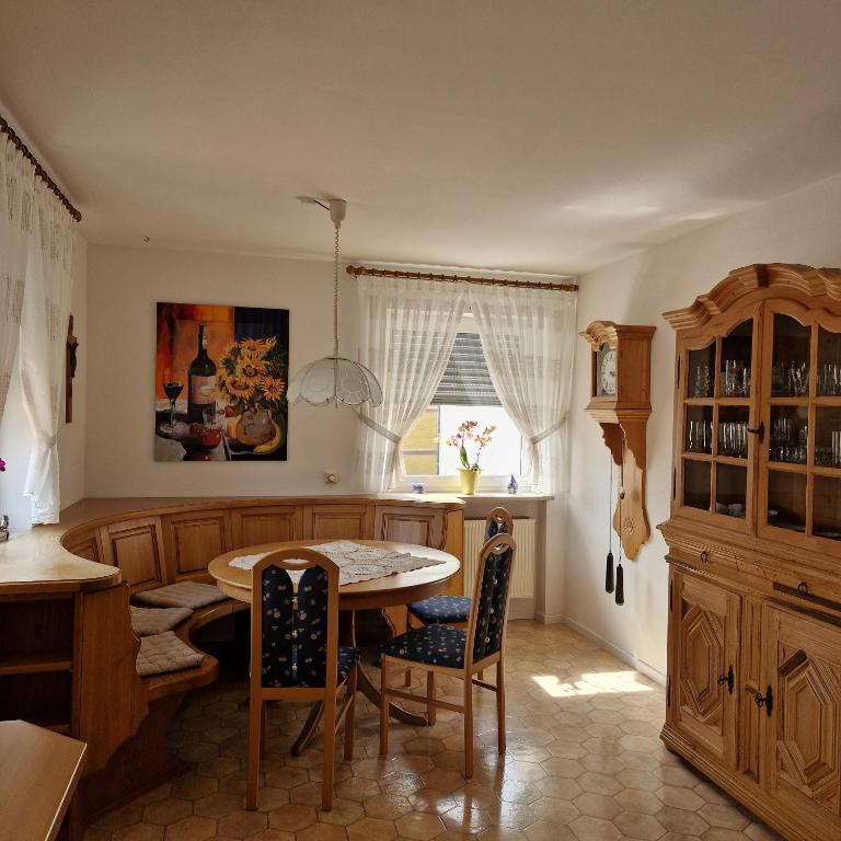 a kitchen with a table and chairs and a window at Ferienwohnung Mawitha in Roth