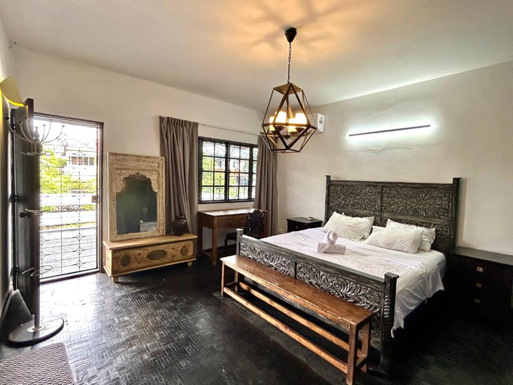 une chambre avec un grand lit et une grande fenêtre dans l'établissement Cozy Homestay King Bed withBalcony in Shared Bungalow SS2 PJ, à Petaling Jaya