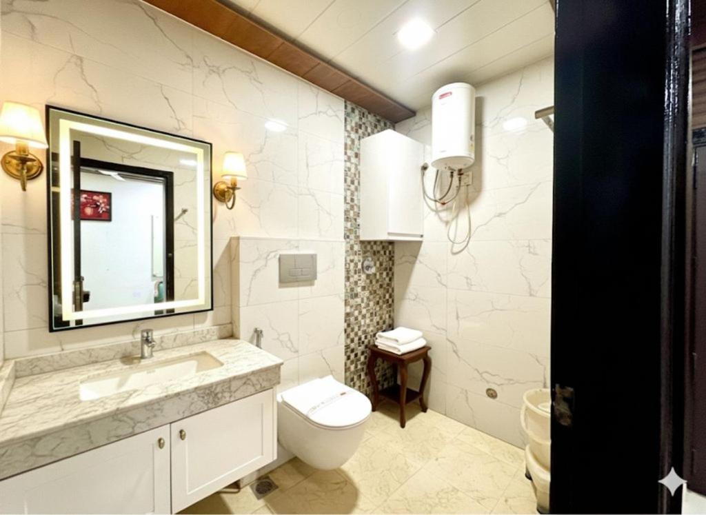 Koupelna v ubytování Bellamount Hotel near Delhi Airport