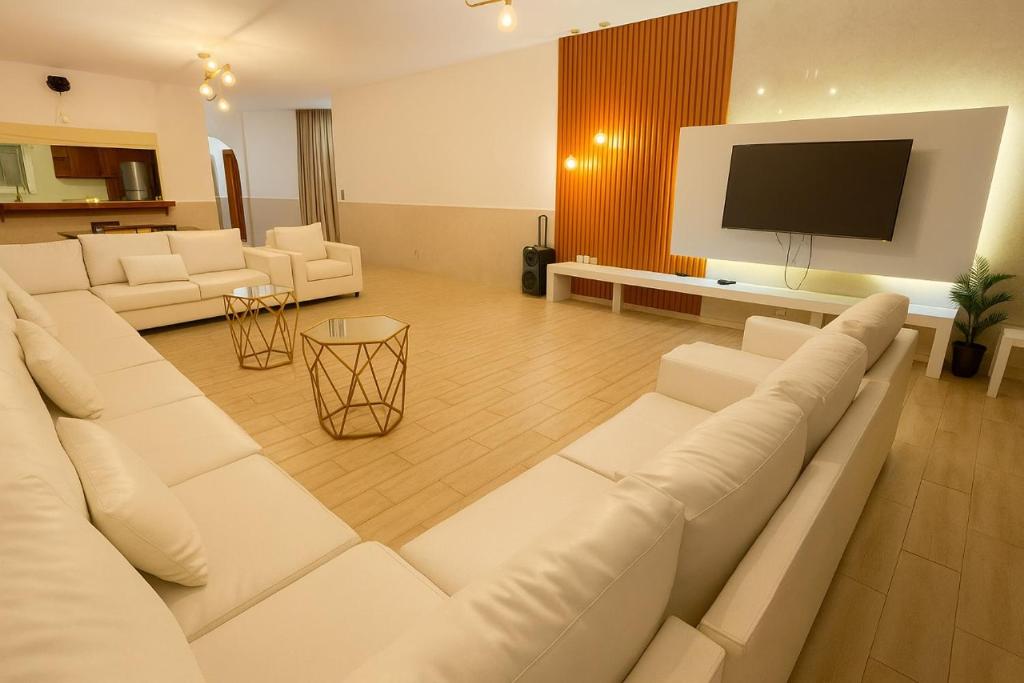 Imagine din galeria proprietății شاليه البرادايس 26 في درة العروس în Durat  Alarous