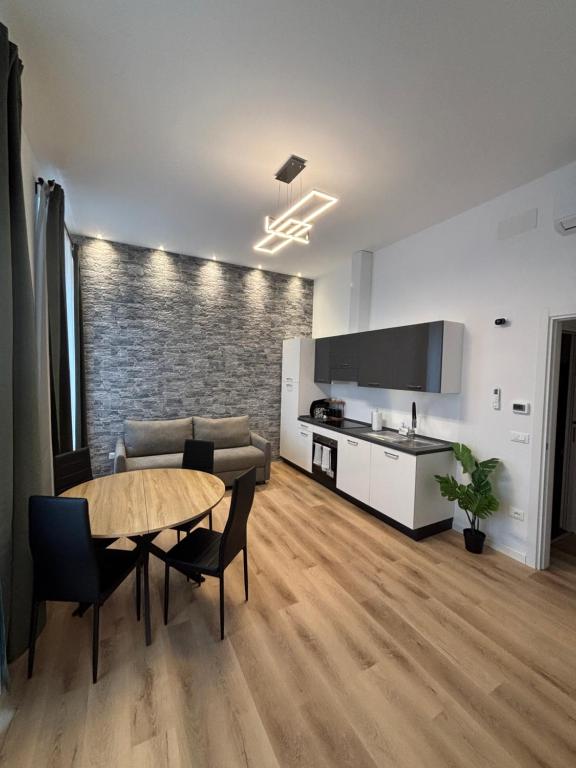 Una sala de estar con una mesa y una cocina. en Tara Homes, en Trieste
