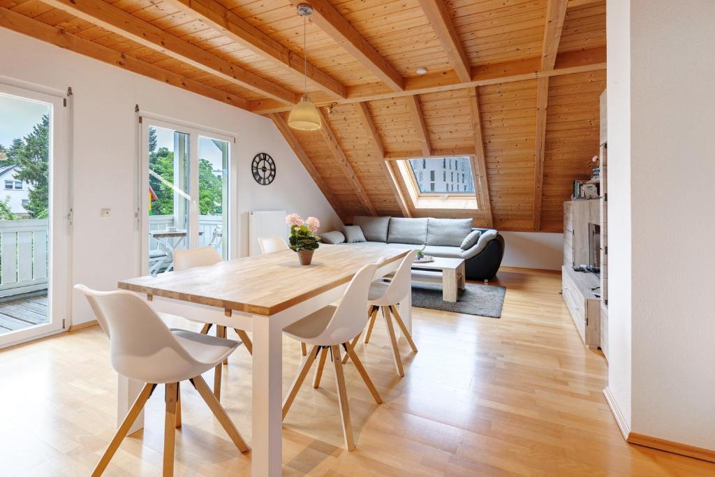 una cucina e una sala da pranzo con tavolo e sedie di Sonnige Ferienwohnung mit Balkon a Küssaberg