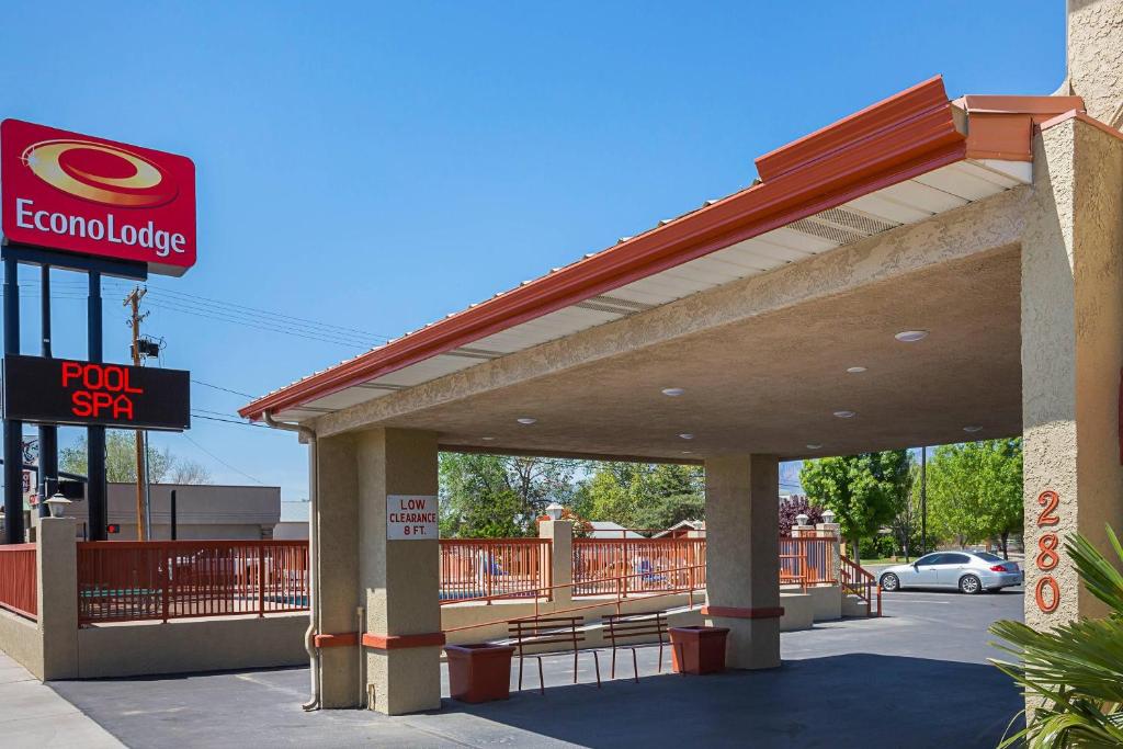 a gas station with a potstar sign in front of it at Econo Lodge Hurricane Zion Park Area in Hurricane