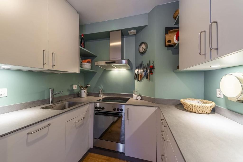 Η κουζίνα ή μικρή κουζίνα στο Chesa Piz Padella 1st Floor - Celerina