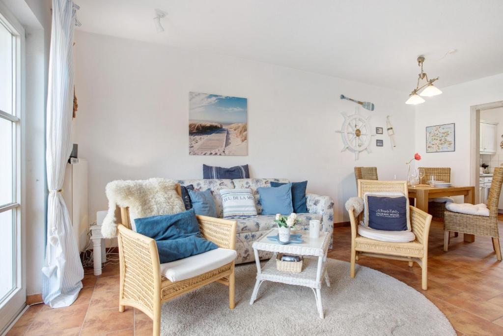 a living room with a couch and chairs and a table at Fewo Yachthafenblick Nr 5 in Ostseebad Sellin