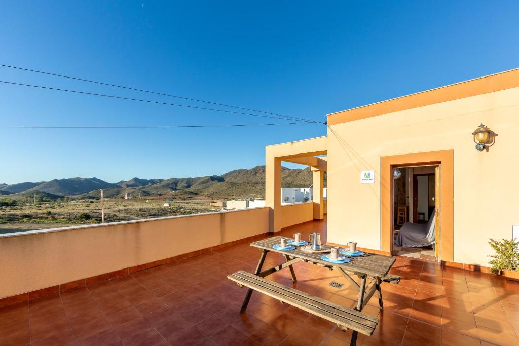 ニハルにあるLas Cuatro Lunasの景色を望むバルコニー(テーブル付)