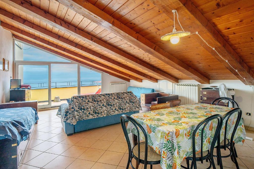 切尔沃Marinella, borgo dei pescatori的客厅里有一张桌子和一张沙发