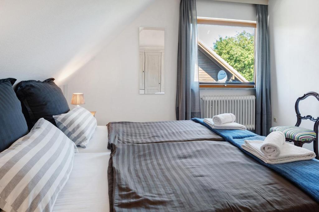 BehrensdorfにあるFerienwohnung Lisaのベッド2台と窓のある寝室